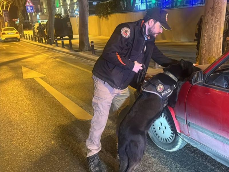 İstanbul'da polis, huzur uygulamasıyla kent genelinde güvenliği sağladı.