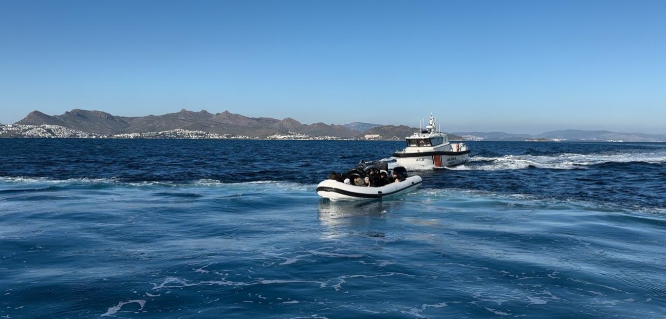 Muğla'nın Bodrum ilçesi açıklarında 18 göçmen ve 4 göçmen kaçakçısı yakalandı.