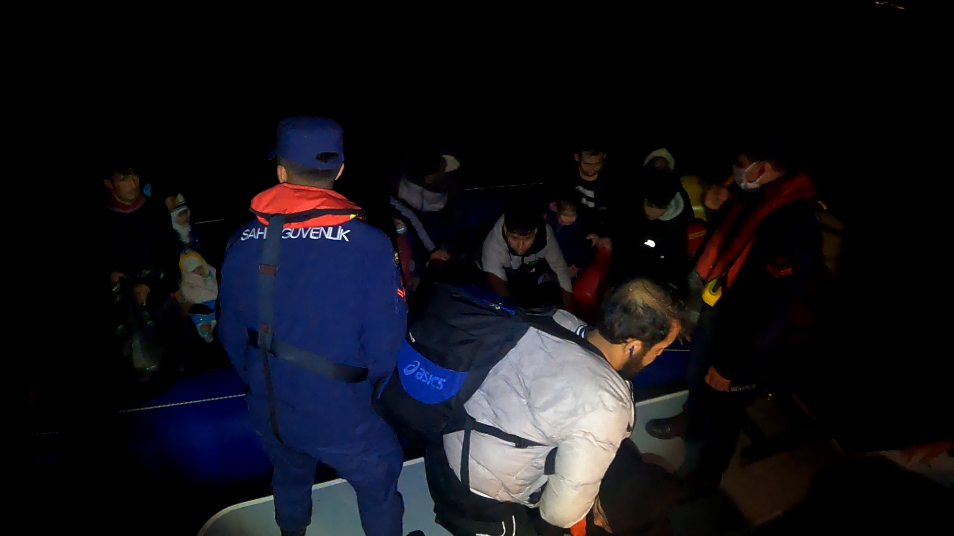 Sahil Güvenlik Botu, İzmir'in Çeşme ilçesi açıklarında 29 düzensiz göçmeni yakaladı