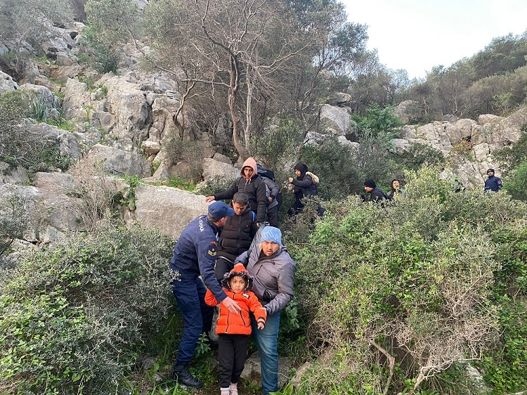 Armutlu Koyu'nda Sahil Güvenlik tarafından 21 düzensiz göçmen yakalandı.