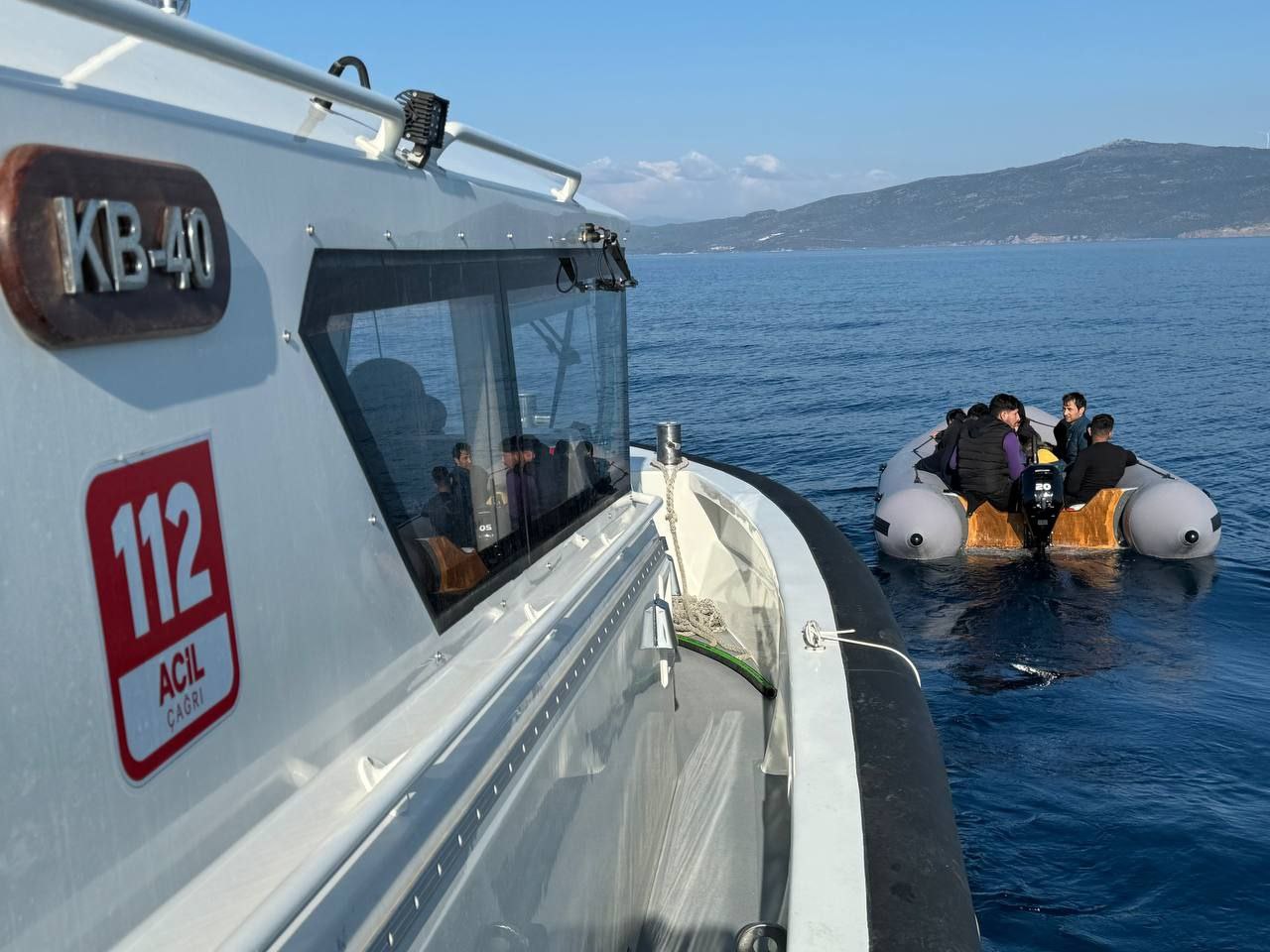 İzmir'in Dikili ilçesi açıklarında yakalanan 12 düzensiz göçmen!