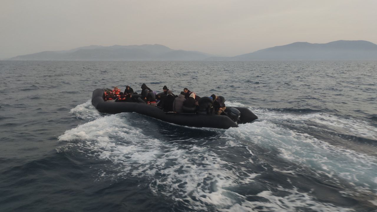 Sahil Güvenlik Botları İzmir Selçuk'ta 31 düzensiz göçmeni yakaladı