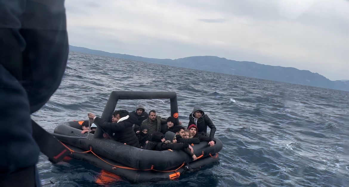 Sahil Güvenlik, Menderes'te 15 düzensiz göçmeni kurtardı