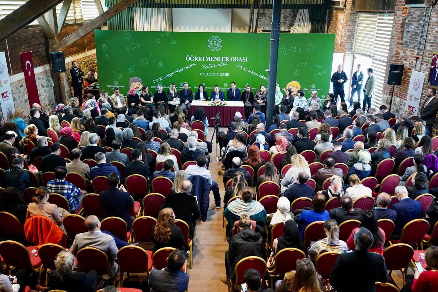 Milli Eğitim Bakanı Yusuf Tekin, İzmir'de Öğretmenler Odası Buluşmaları etkinliğinde öğretmenlerle bir araya geldi.