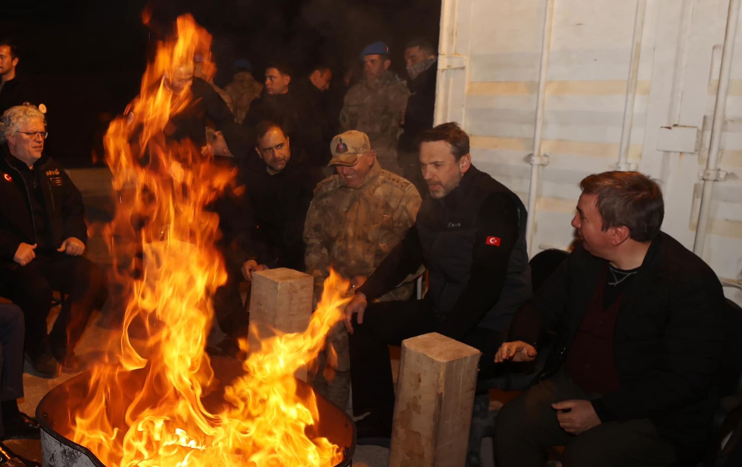 İliç'teki maden sahası heyelanında jandarma ekipleri arama kurtarma çalışmalarına destek veriyor.