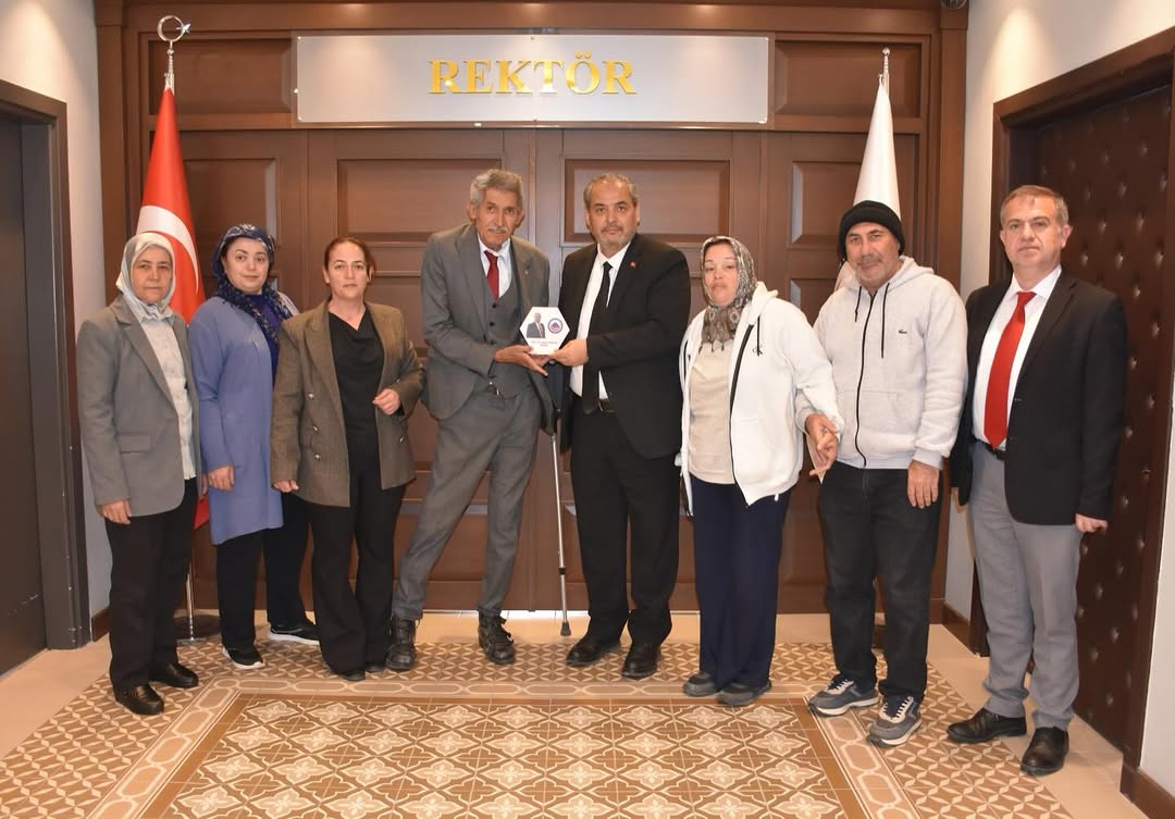 AFSÜ Rektörü Prof. Dr. Adem Aslan, Türkiye Sakatlar Derneği Afyonkarahisar Şube Başkanı Faruk Özkara'yı Kabul Etti