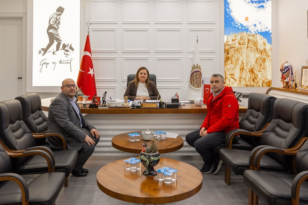 Afyonkarahisar Belediye Başkanı Burcu Köksal, Hasan Karaağaç Mahallesi Muhtarı İsmail Atam ve Mahalle Sakini Ahmet Özkurşun ile Görüştü