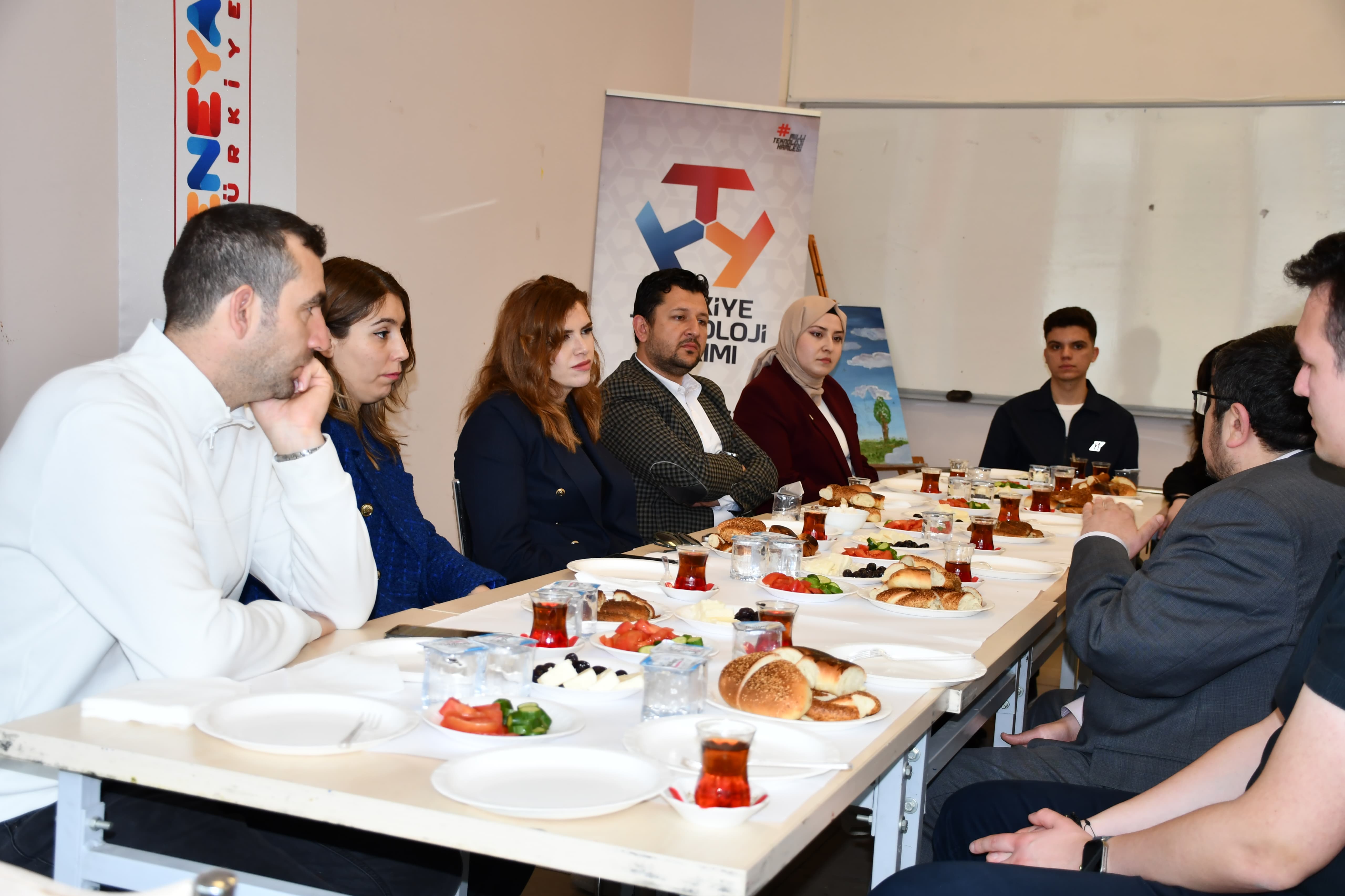 Afyonkarahisar’da Deneyap Ziyareti ve Gençlerle Kahvaltı Programı