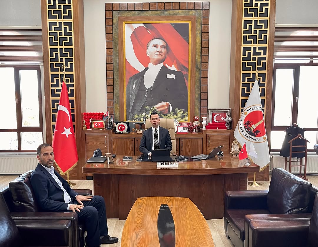 Afyonkarahisar Güney Belediyesi Sinanpaşa Kaymakamı Emrah Aslan'ı Ziyaret Etti