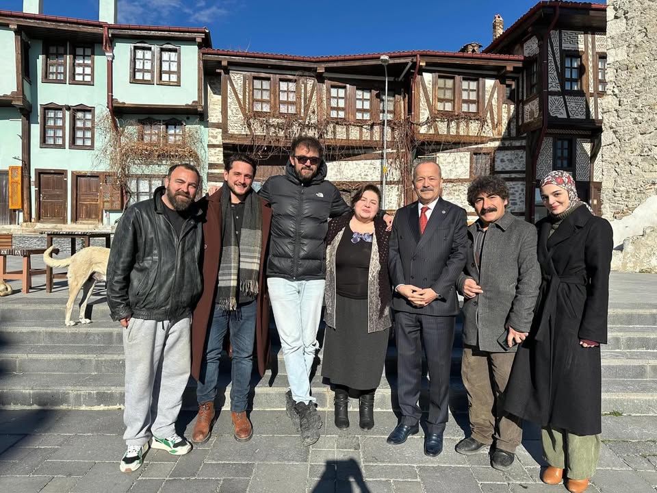 Afyonkarahisar Milletvekili Ziyaret Ettiği Gönül Dağı Dizisi Setinden Fotoğraflar Paylaştı