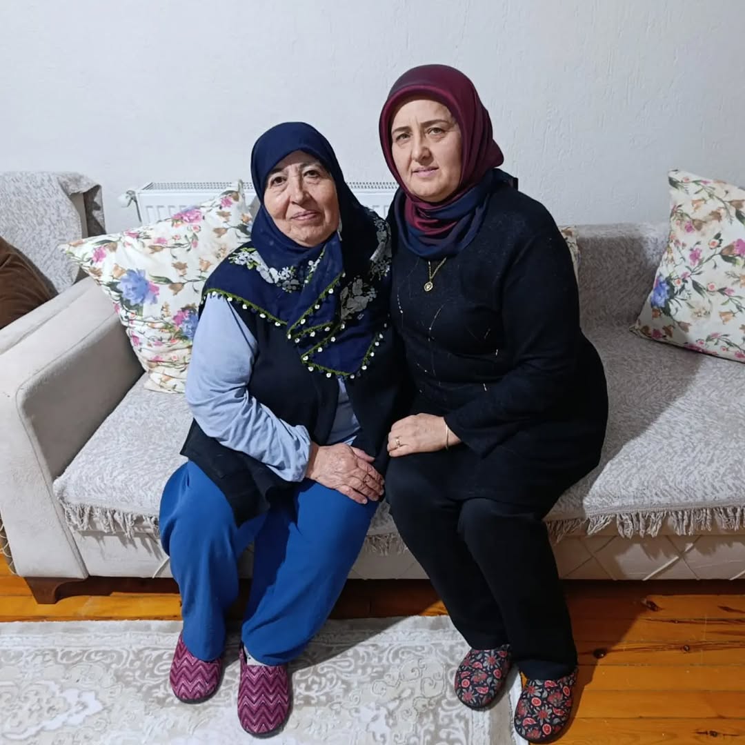 AK Parti Afyonkarahisar İl Kadın Kolları'ndan Yaşlılara Ziyaret