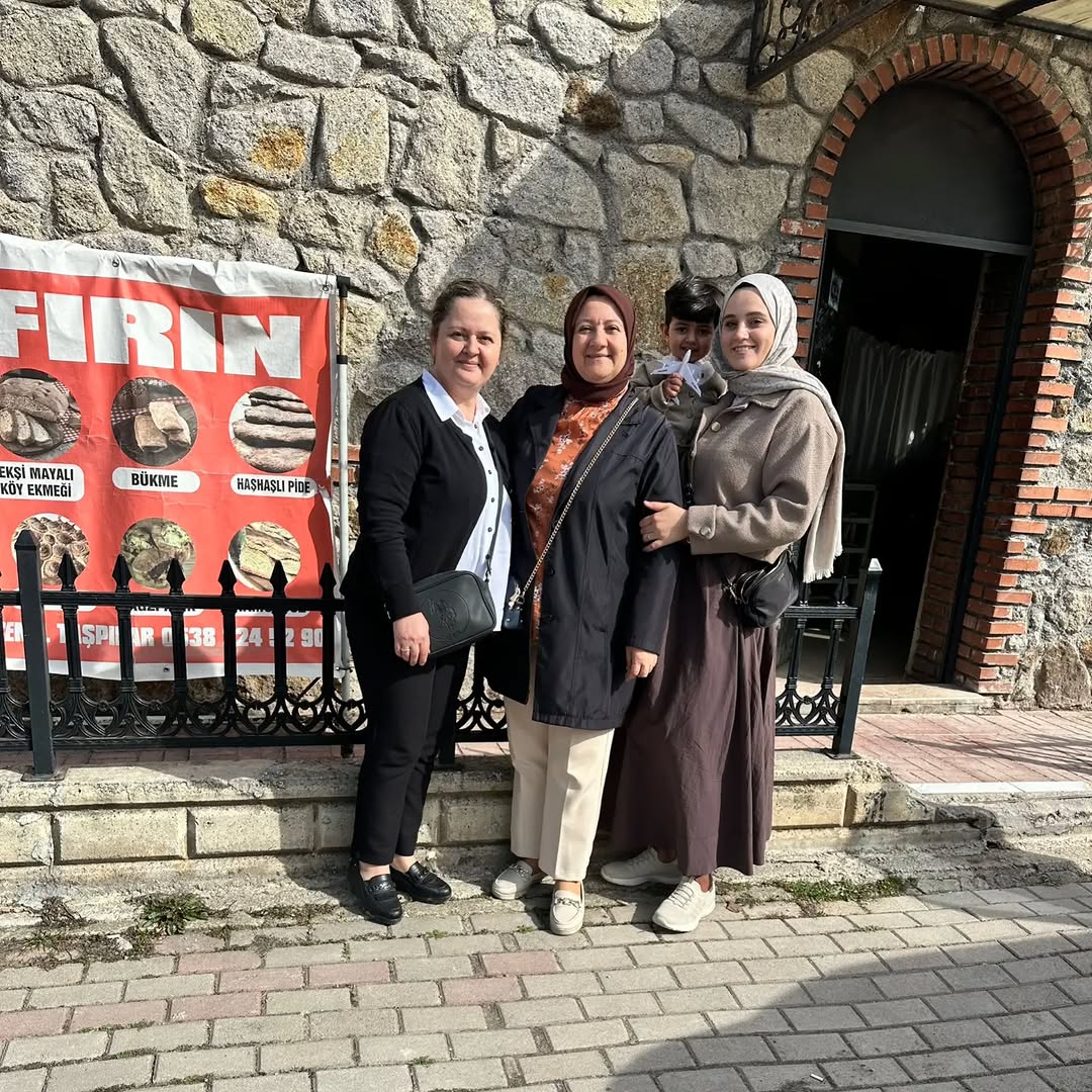 AK Parti Afyonkarahisar İl Kadın Kolları Ziyaret Etti: Fatih Mahallesi Esnafıyla Buluştu