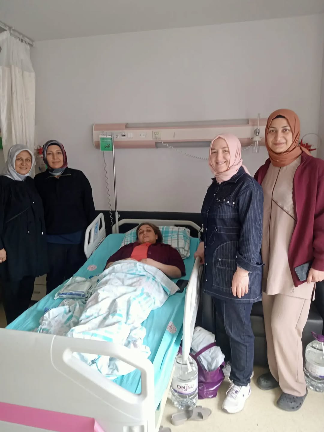 AK Parti Afyonkarahisar İl Kadın Kolları Ziyaretinde Ameliyat Olan Hemşehrimizi Ziyaret Etti