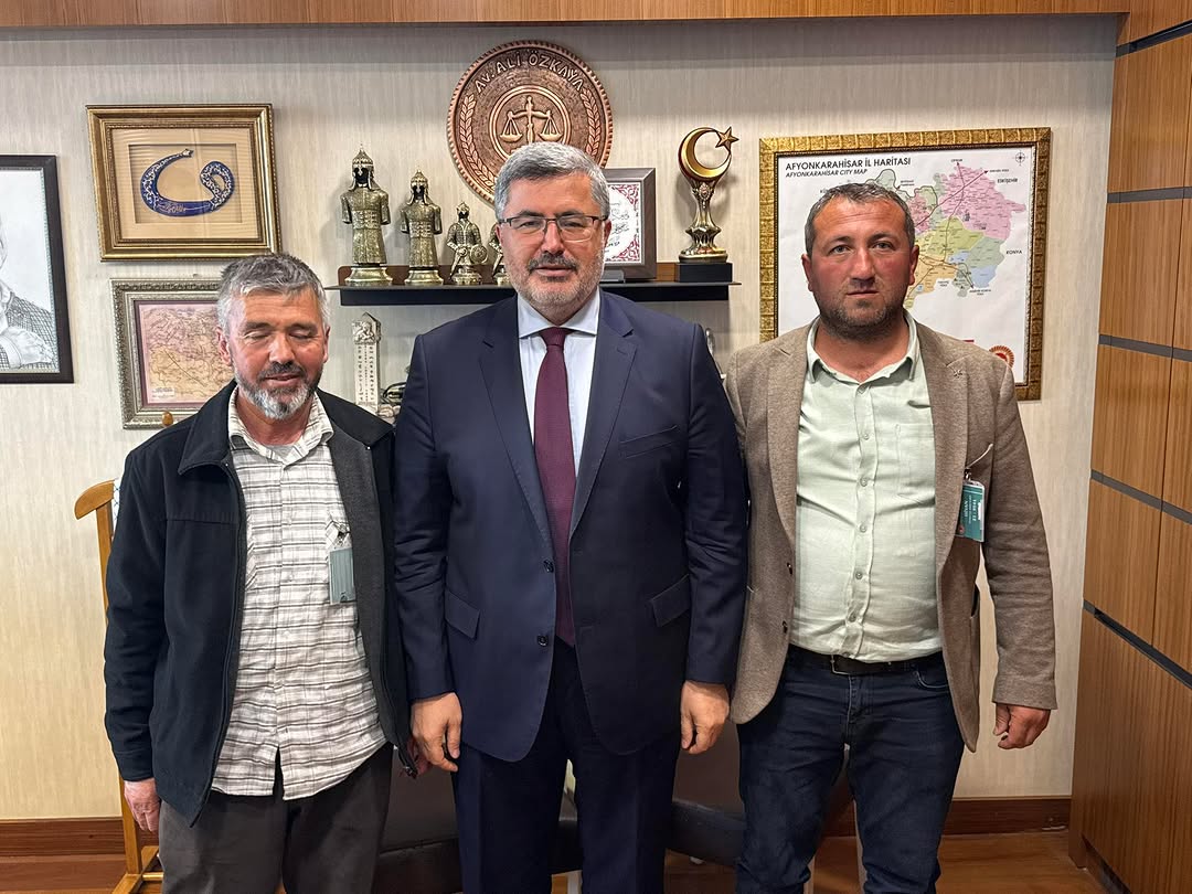 Ak Parti Afyonkarahisar Milletvekili Ali Özkaya, İscehisar Karaağaç Köyü Muhtarı Satılmış Duru ve Şerafettin Çetinkaya'yı Gazi Meclisi'nde Ağırladı