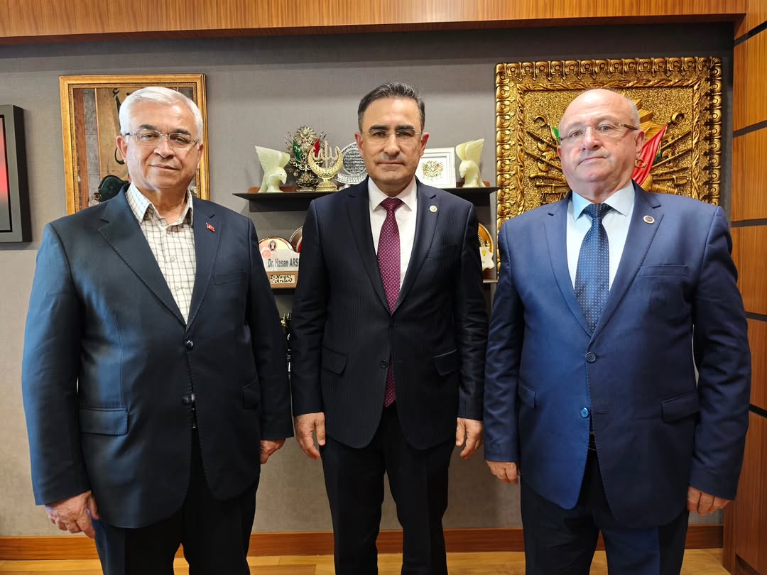 Ak Parti Milletvekili Hasan Arslan, Sinanpaşa İlçe Başkanı İsmail Aktürk ve Serban Belediye Başkanı Ünal Çelikkol'u Mecliste Ağırladı