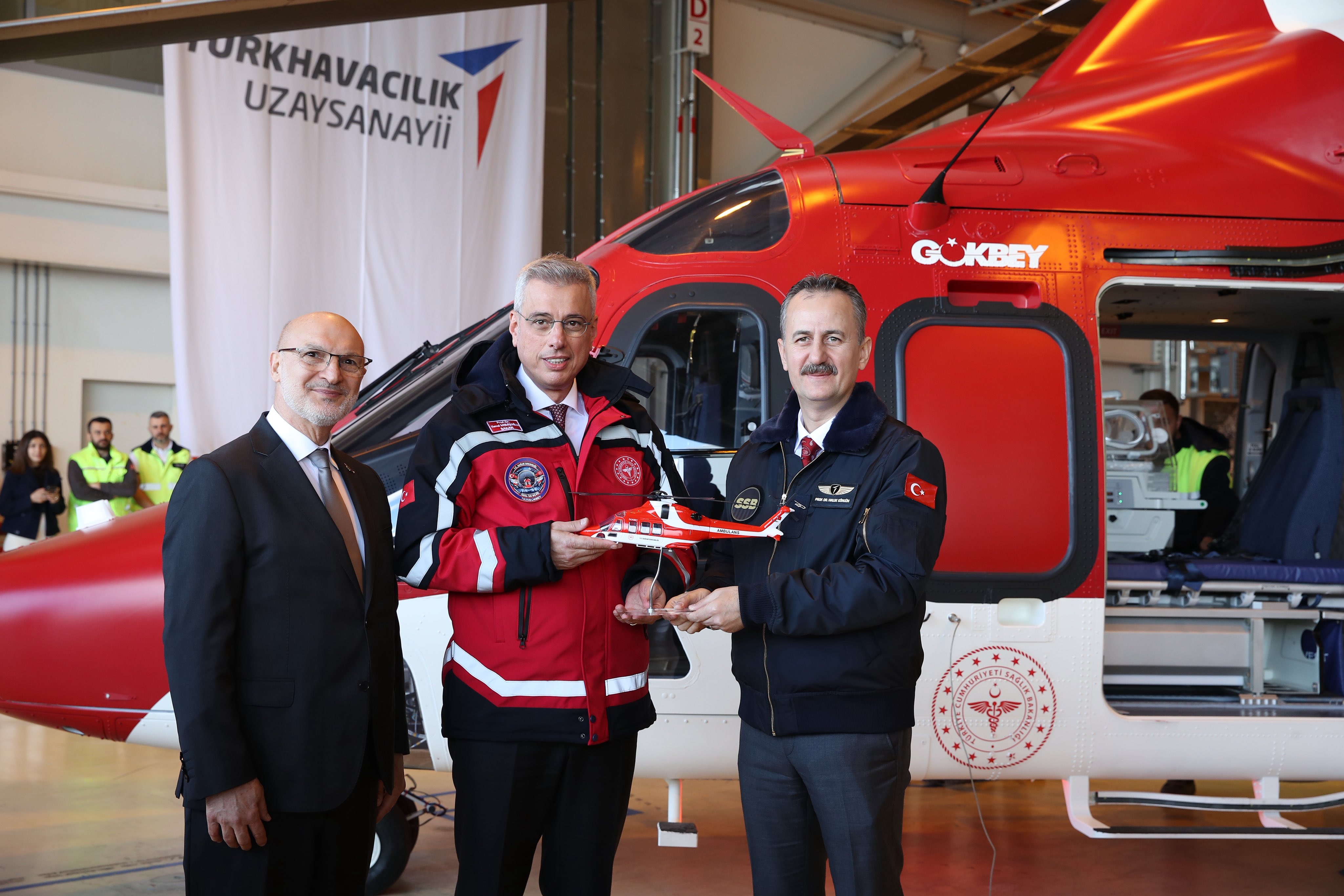 Bakan Memişoğlu, GÖKBEY Ambulans Helikopteri'ni inceledi