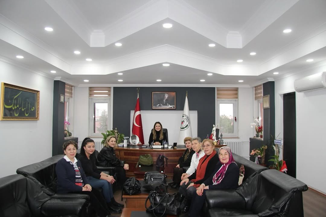CHP Kadın Kolları İl Başkanı ve Yönetim Kurulu Üyeleri Afyonkarahisar Barosu'nu Ziyaret Etti