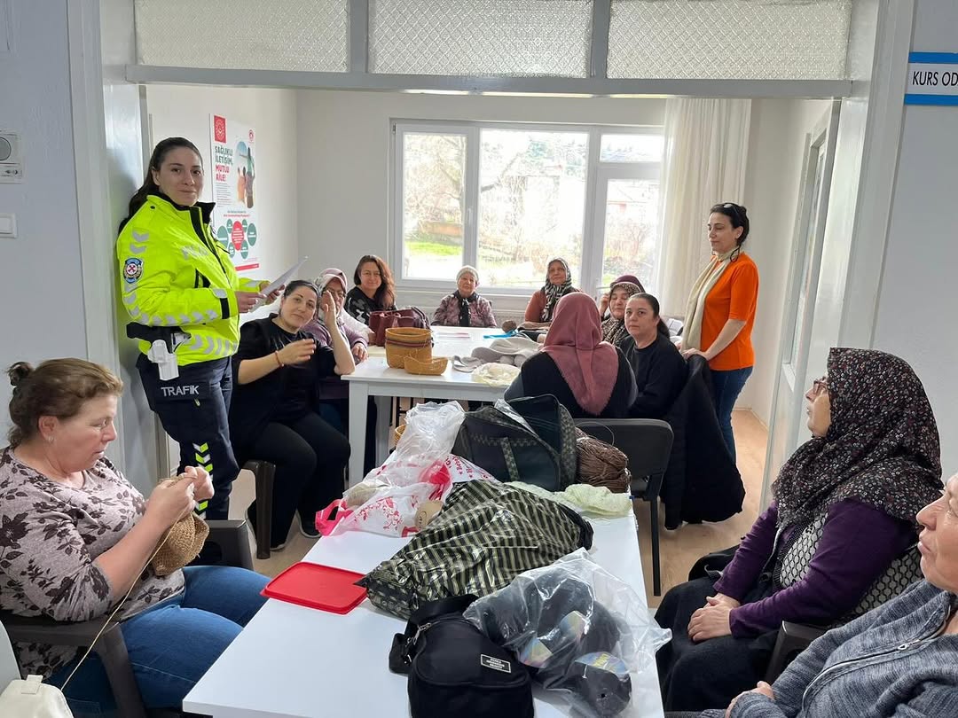 Dinar Sosyal Hizmet Merkezi SODAM Kursiyerlerine Medya Okuryazarlığı Eğitimi Verdi