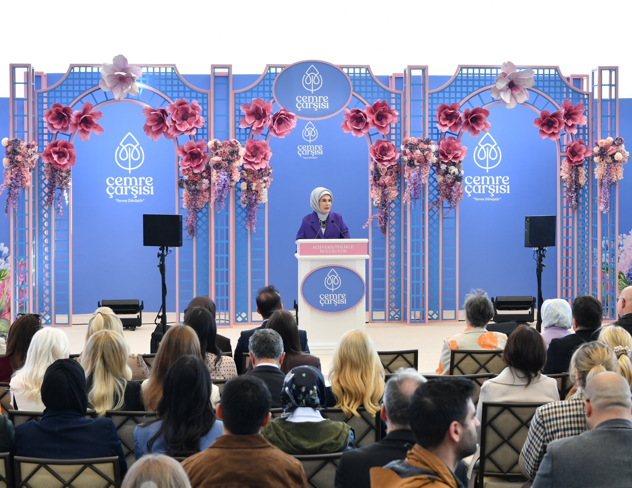 Emine Erdoğan, TOGEM-DER'in Cemre Çarşısı açılışında