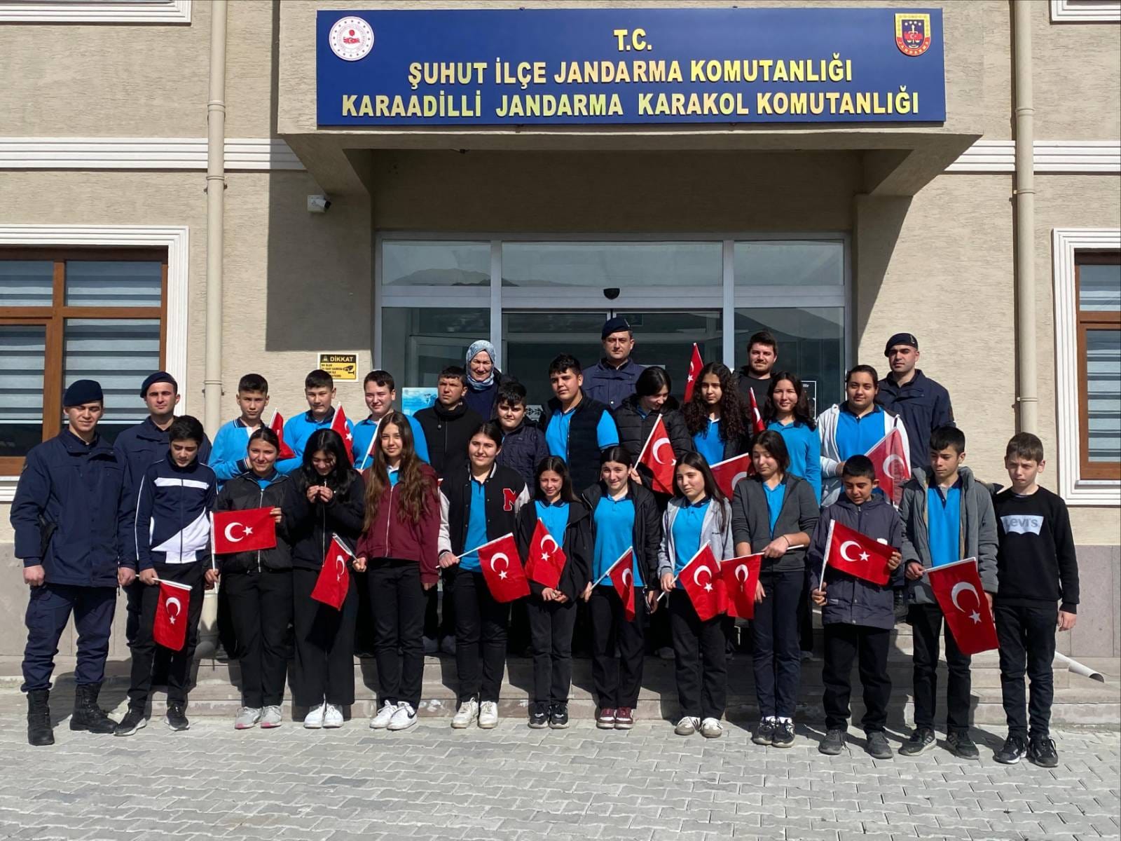 Karaadilli Ortaokulu Öğrencilerinden Jandarma Karakoluna Anlamlı Ziyaret