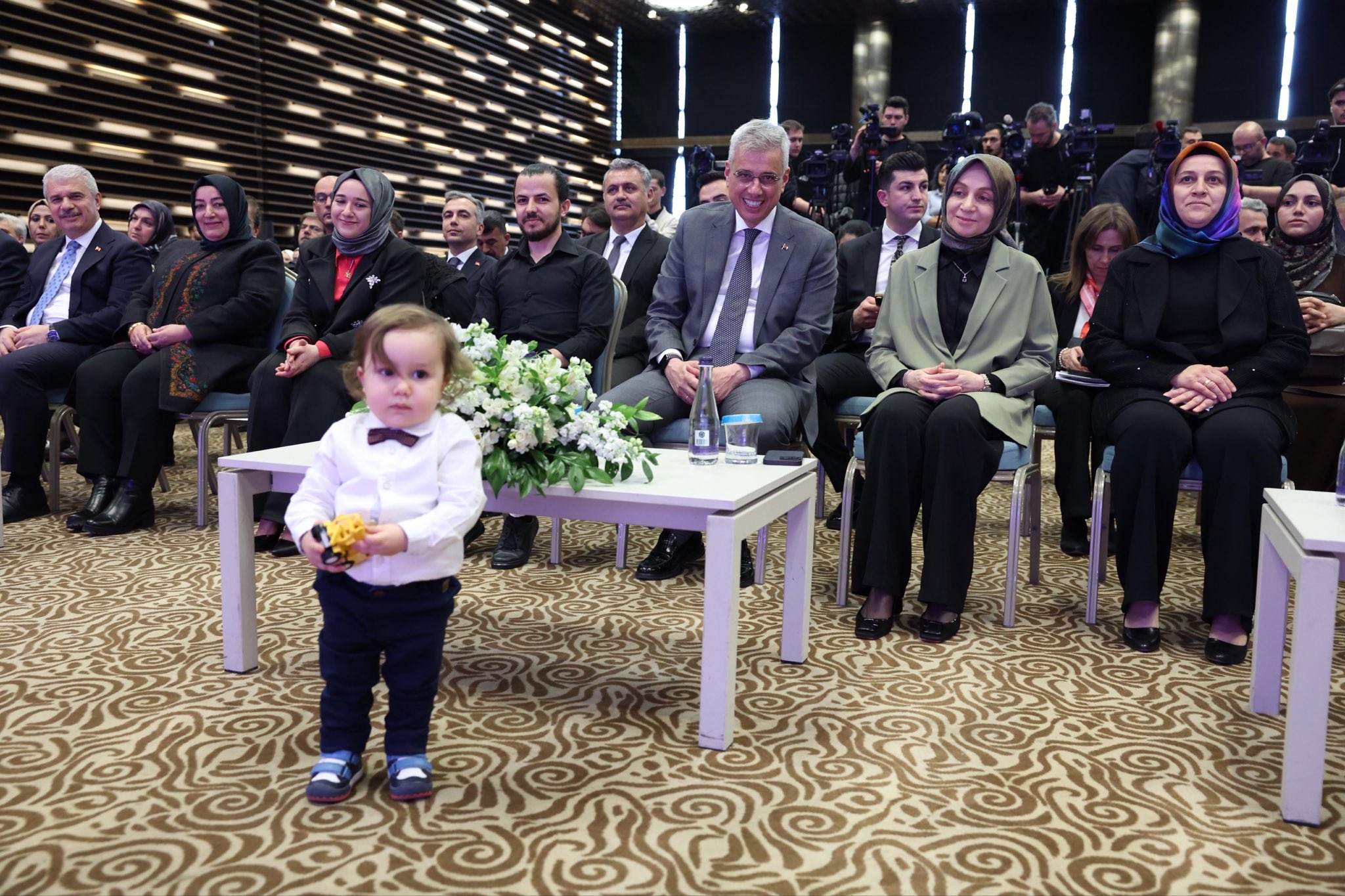 Küçük Beyefendi'nin Programa Katılımı Renk Kattı