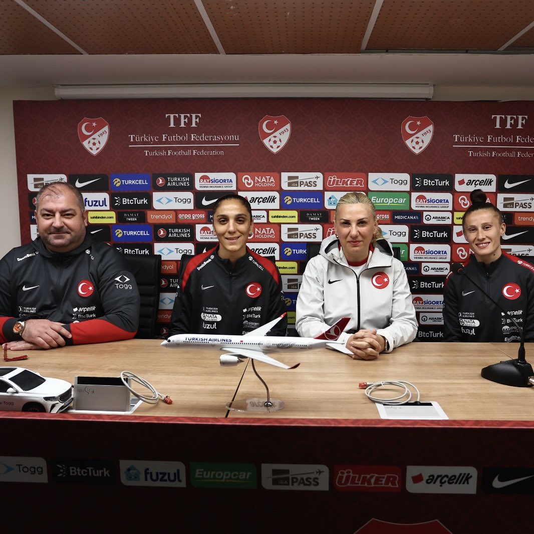 Türkiye Kadınlar Millî Takımı basın toplantısı düzenledi