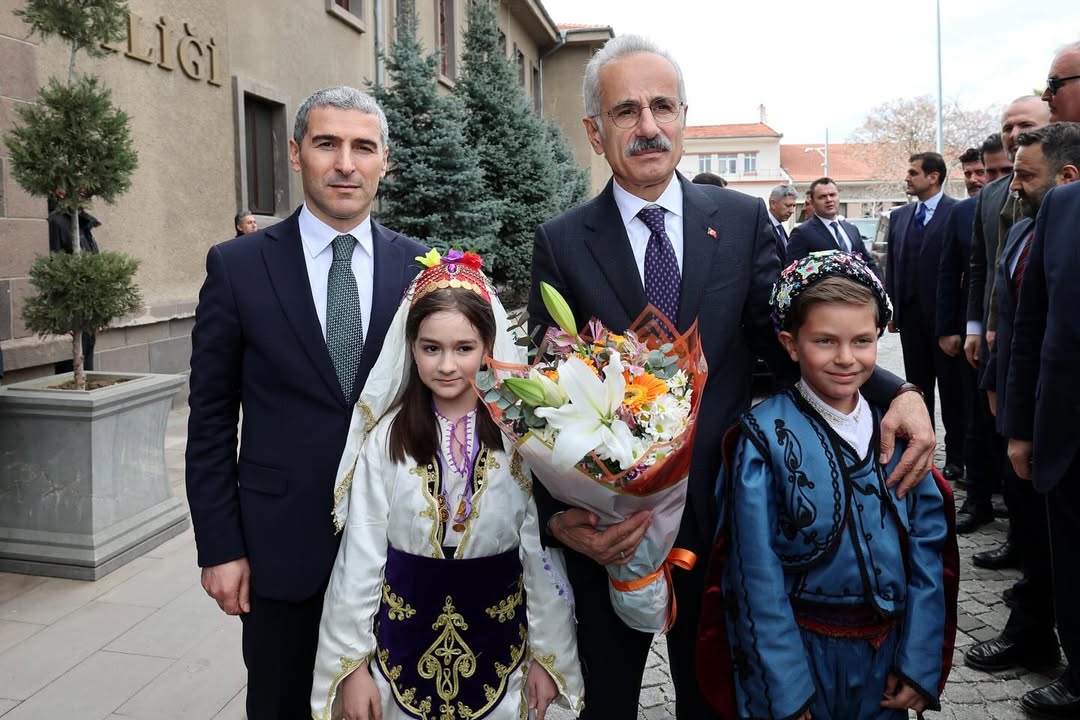 Ulaştırma ve Altyapı Bakanı Abdülkadir Uraloğlu, Afyonkarahisar Valisi Dr. Naci Aktaş'ı Ziyaret Etti