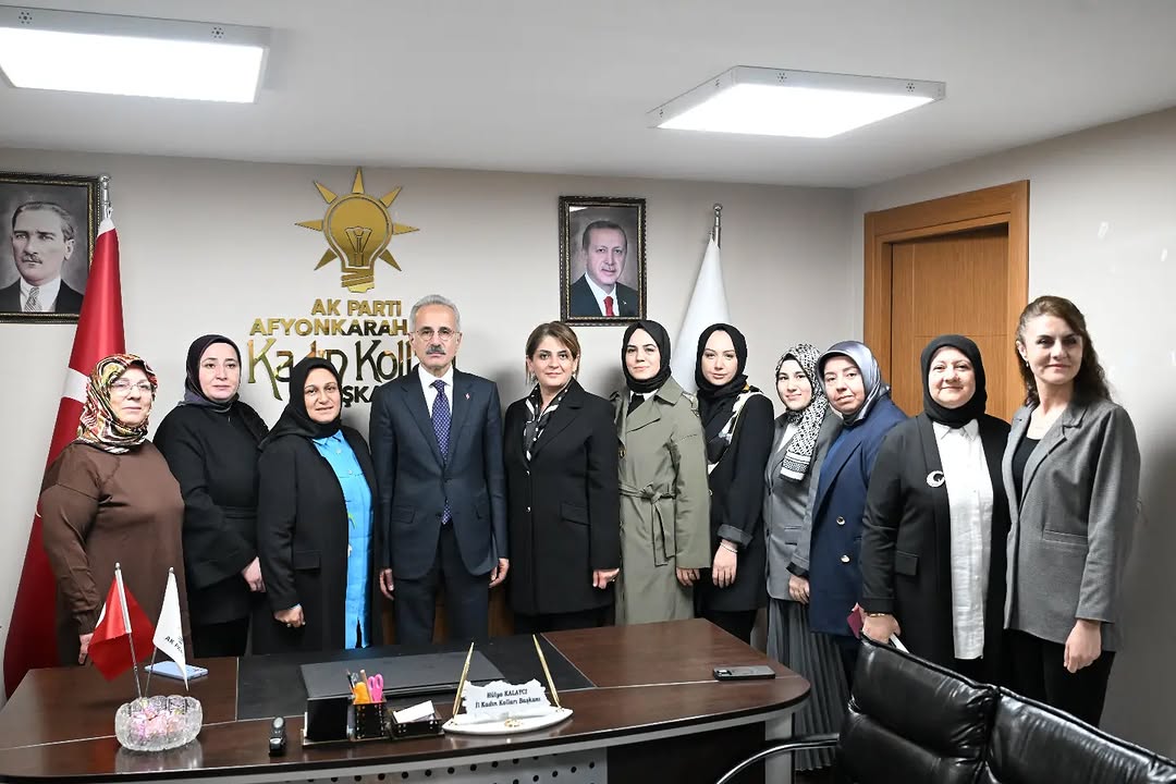 Ulaştırma ve Altyapı Bakanı Abdulkadir Uraloğlu, AK Parti Afyonkarahisar İl Kadın Kolları'nı Ziyaret Etti