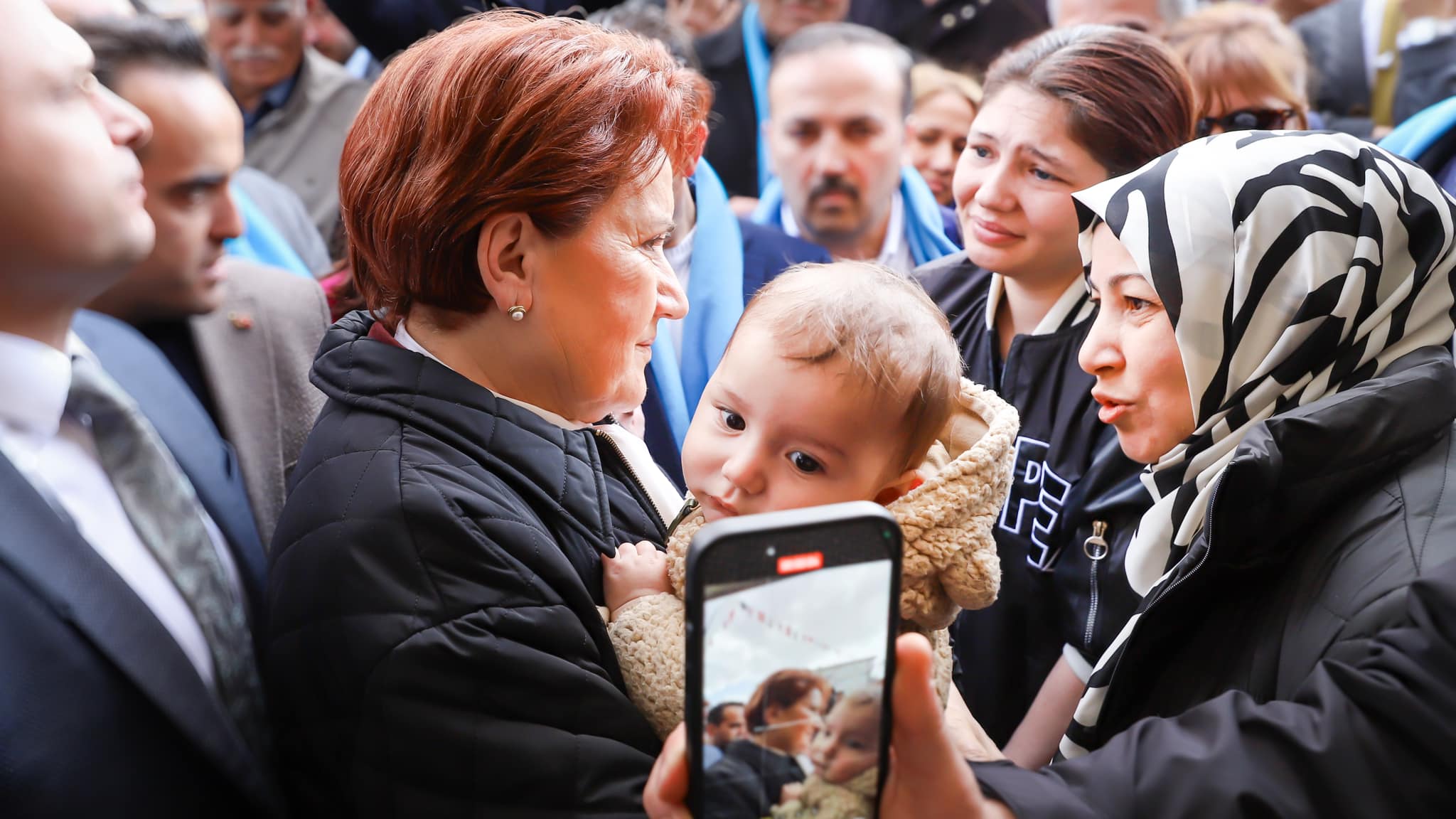 İYİ Parti, Keçiören'deki vatandaşlara güçlendiklerinde toplumun ihtiyaçlarına öncelik vereceklerini söylüyor.