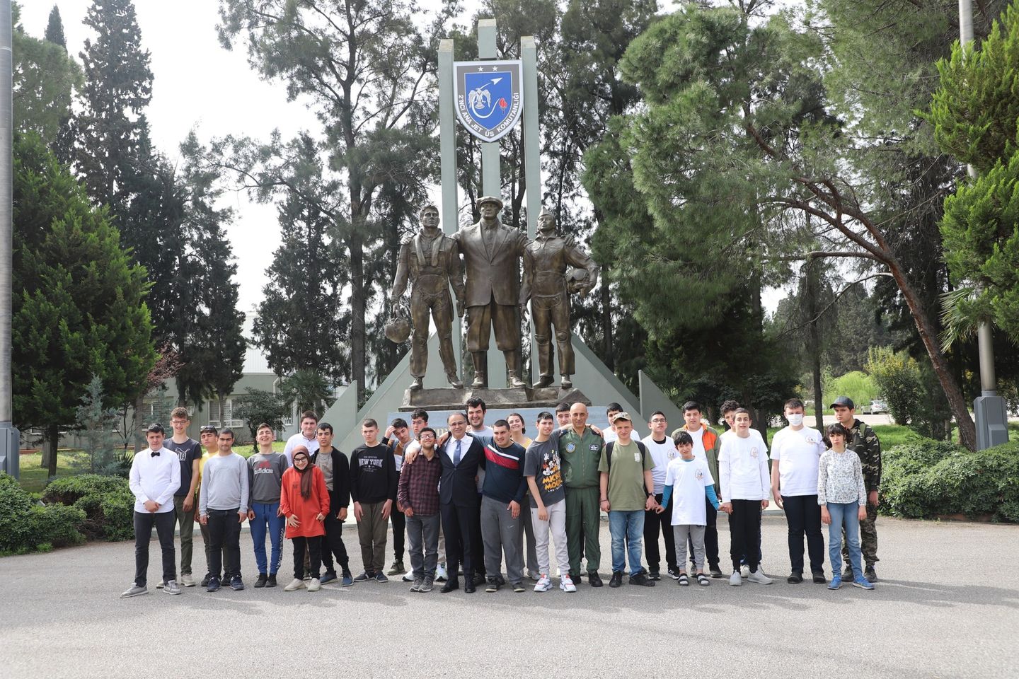 İzmir'de Özel Eğitim Öğrencileri Otizm Farkındalığı İçin Hava Üssü Ziyareti Yaptı