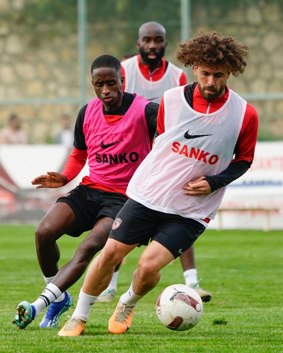 Gaziantep FK, Ankaragücü karşılaşması öncesi antrenmanlarını sürdürüyor.