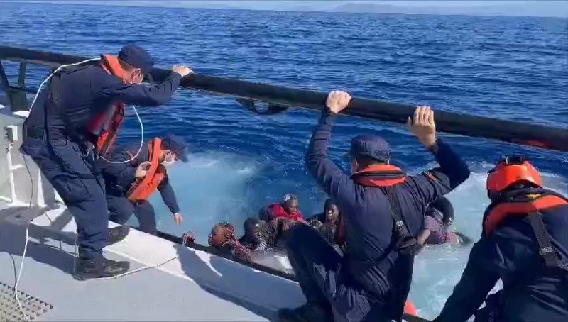 Fethiye Açıklarında Batmak Üzere Olan Can Salından 12 Göçmen Kurtarıldı