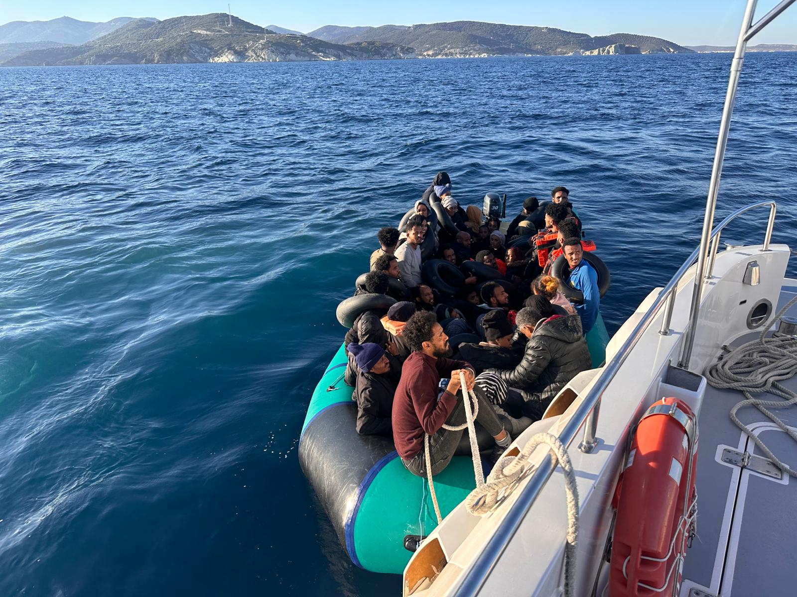 Sahil Güvenlik İHA, Foça açıklarında lastik bota müdahale etti!