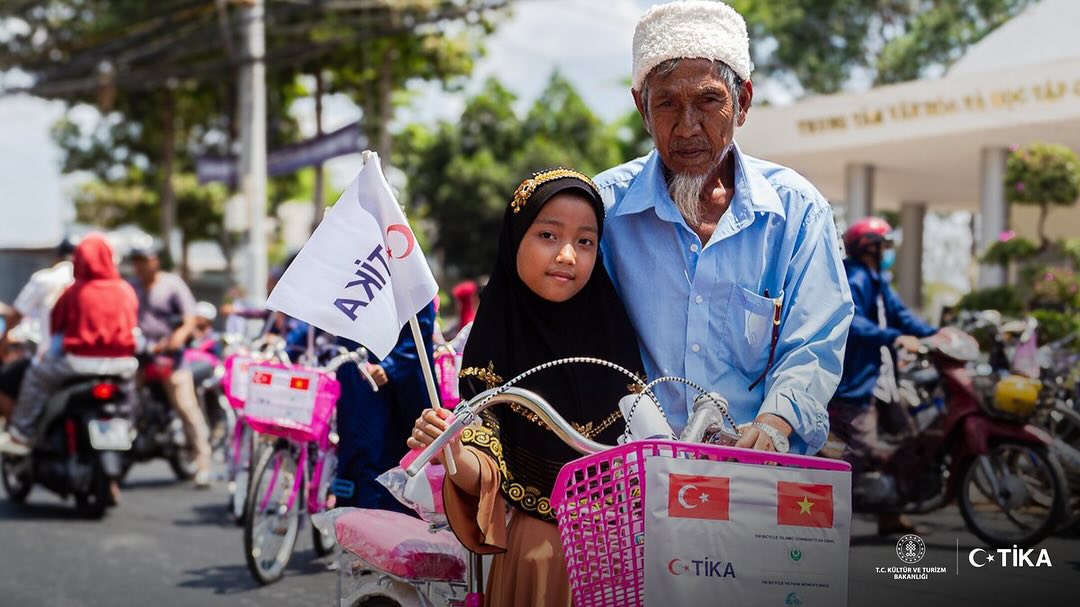 TİKA Vietnam'da Kız Çocuklarının Okula Ulaşımını Kolaylaştırdı: 300 Bisiklet Dağıtıldı