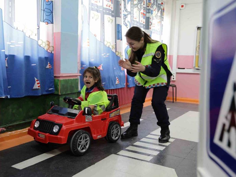 Aksaray'da Jandarmadan Minik Öğrencilere Trafik Eğitimi