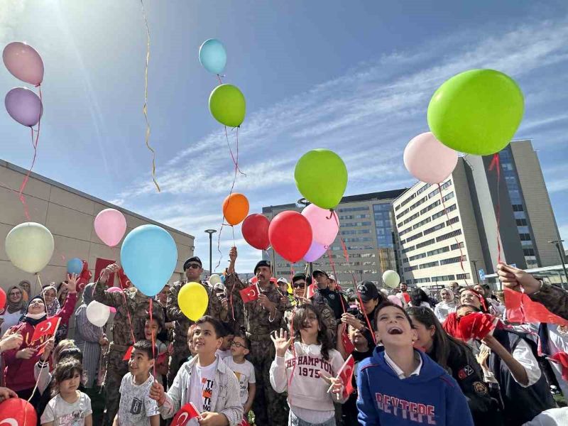 Ankara Polis Ekipleri Çocuk Hastanesi'nde 23 Nisan bayramını kutladı.