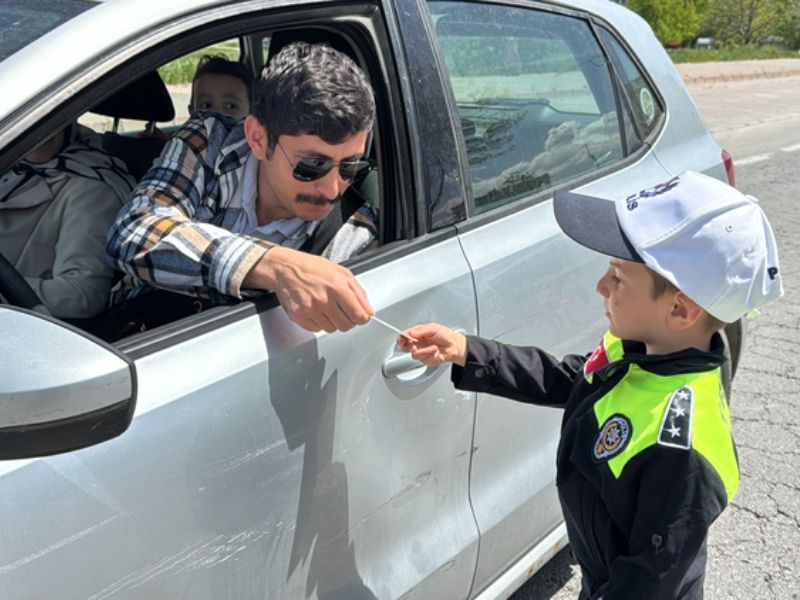 Kayseri'de Çocuklar Trafik Polisi Oldu, Sürücülere Uyardı!