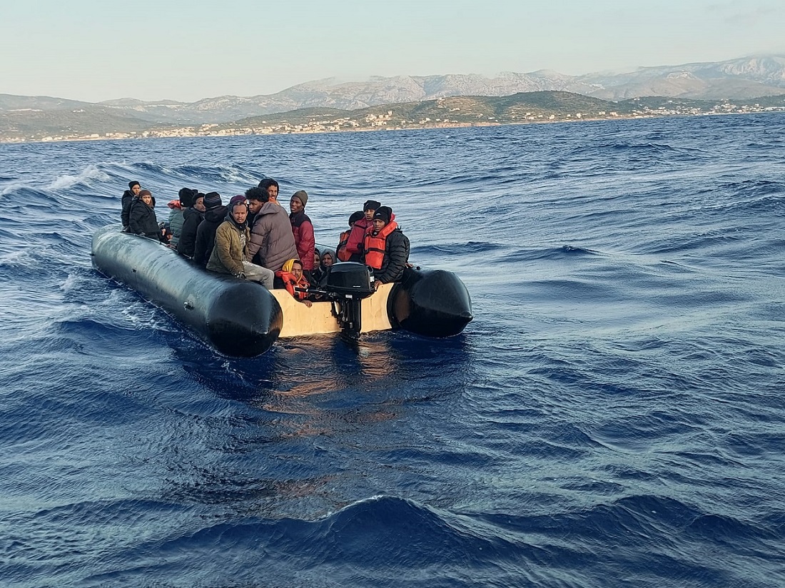 İzmir Çeşme'de Sahil Güvenlik Botu Tarafından 32 Düzensiz Göçmen Kurtarıldı