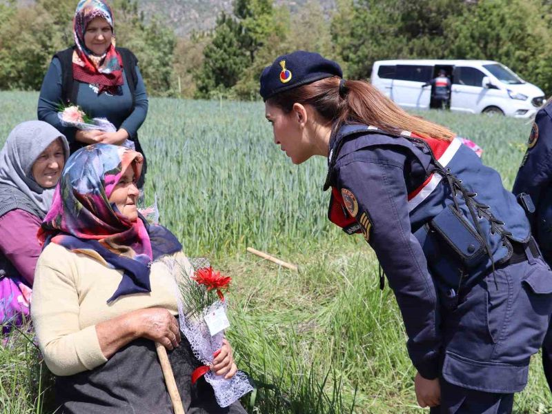 Kastamonu İl Komutanlığı, Özel Bireylerin Annelerini ve Sarımsak Tarlalarında Çalışan Anneleri Yalnız Bırakmadı