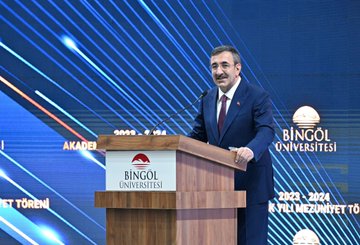 Türkiye Cumhurbaşkanı Yardımcısı Cevdet Yılmaz, Bingöl Üniversitesi Mezuniyet Töreninde Gençlerle Buluştu