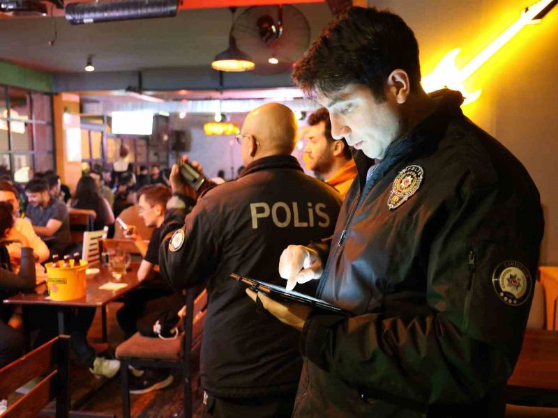 Eskişehir'de Polis Ekipleri Eğlence Mekânlarını Denetledi