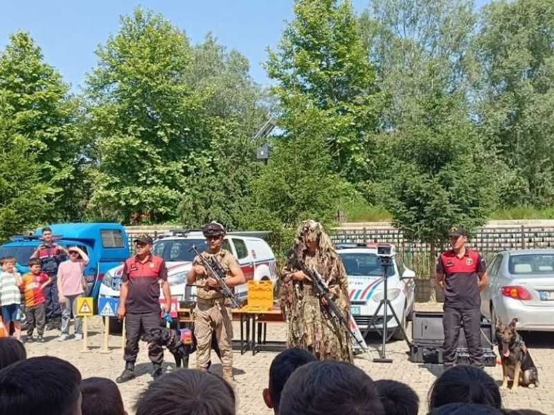 Jandarma, Çaydeğirmeni Beldesinde Öğrencilere Etkinlik Düzenledi