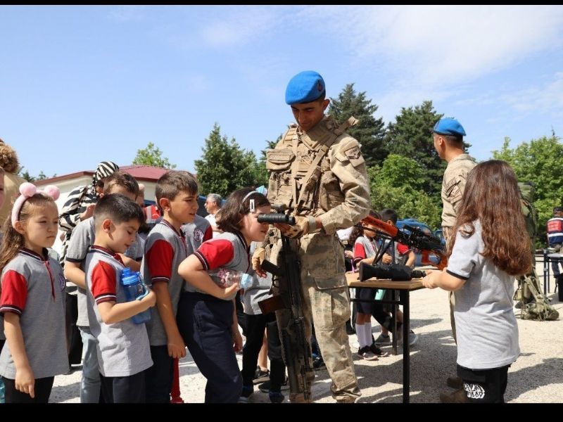 Edirne'de Plevne İlkokulu Öğrencileri Jandarma Komutanlığını Ziyaret Etti