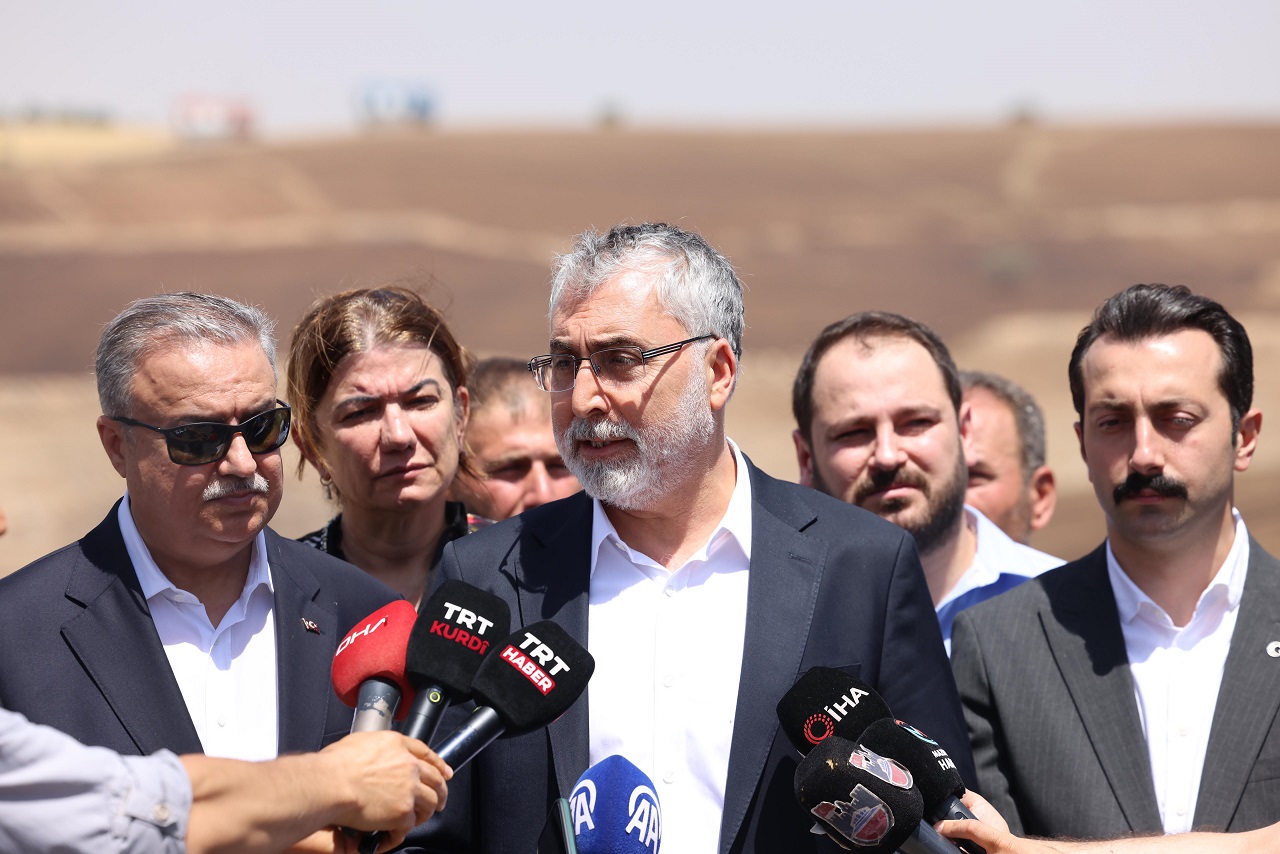 Çalışma ve Sosyal Güvenlik Bakanı Prof. Dr. Vedat Işıkhan, Diyarbakır ve Mardin'de Çıkan Yangınlar İçin Taziye Ziyaretinde Bulundu