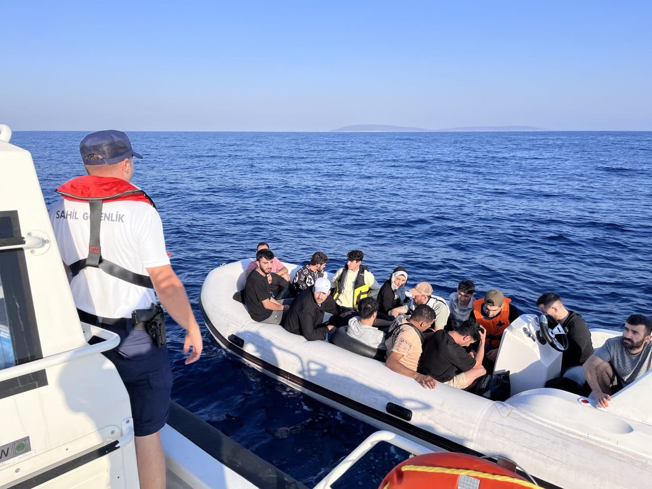 Sahil Güvenlik Botu, Didim Açıklarında Düzensiz Göçmenleri Kurtardı