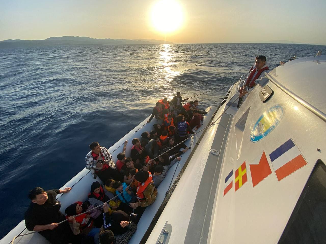 Çanakkale Sahil Güvenlik Botu Hareketli Lastik Botu Durdurdu