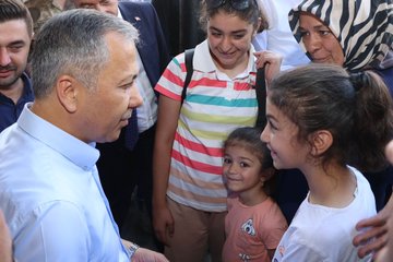 İçişleri Bakanı Ali Yerlikaya, Gaziantep'te Esnaf ve Vatandaşlarla Buluştu