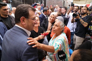 İstanbul Büyükşehir Belediye Başkanı Ekrem İmamoğlu Semt Pazarında Vatandaşlarla Buluştu