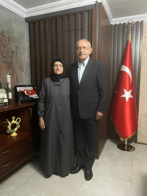 
    Cumhuriyet Halk Partisi Genel Başkanı Kemal Kılıçdaroğlu, Sinan Ateş'in Ailesini Ağırladı
  