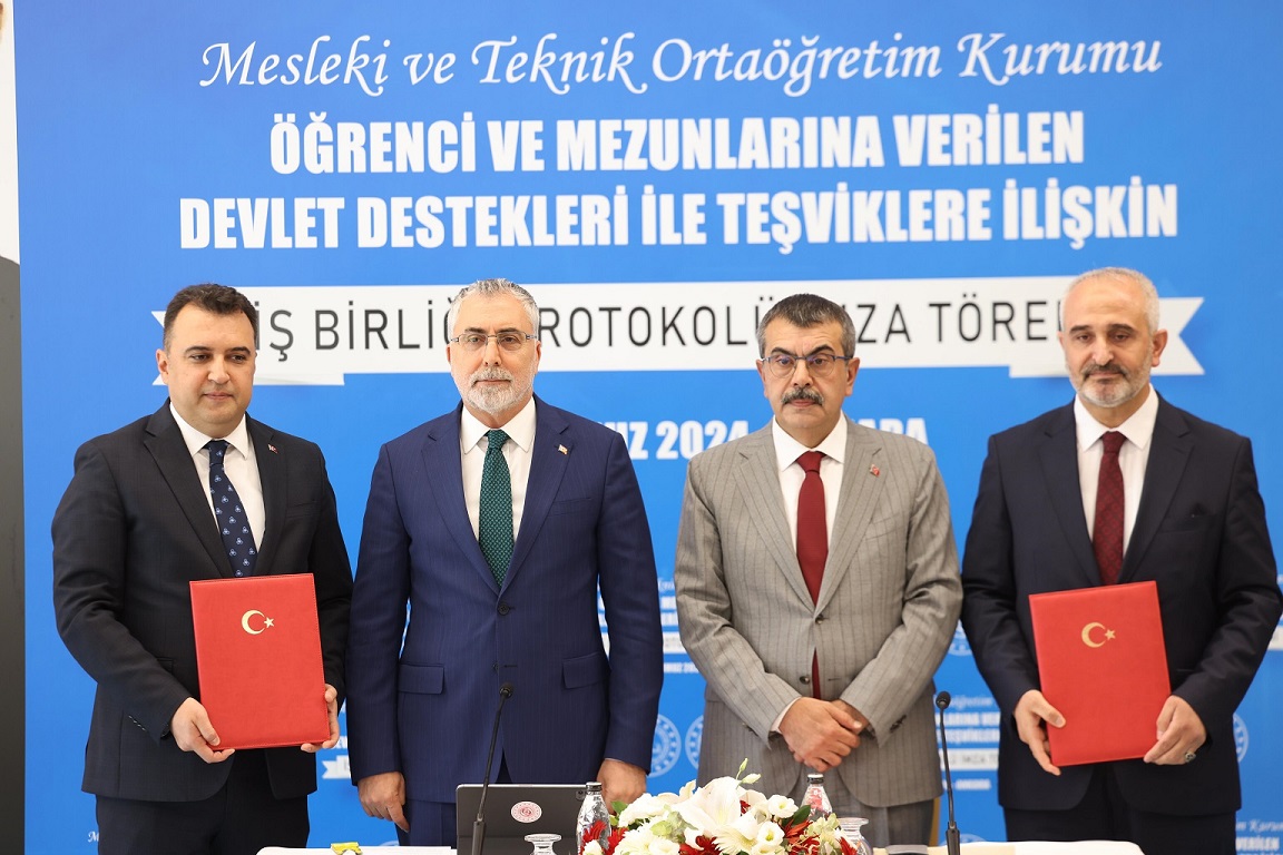 Çalışma ve Sosyal Güvenlik Bakanı Prof. Dr. Vedat Işıkhan ile Milli Eğitim Bakanı Yusuf Tekin, Gölbaşı Mogan Mesleki ve Teknik Anadolu Lisesi'nde iş birliği protokolü imzaladı